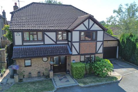 Windsor Gardens, Ash GU12 4 bed detached house for sale