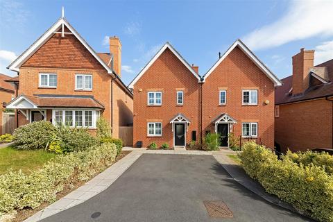 Ledger Gardens, Reigate RH2 3 bed semi