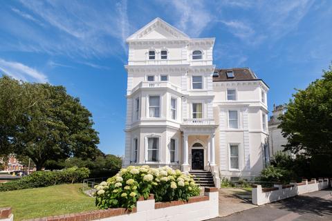 Augusta Gardens, Folkestone, CT20 2 bed flat for sale