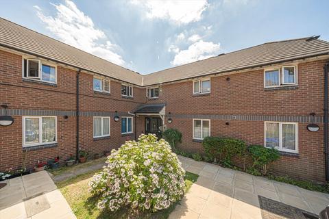 Chichester Close, Hampton TW12 2 bed flat for sale
