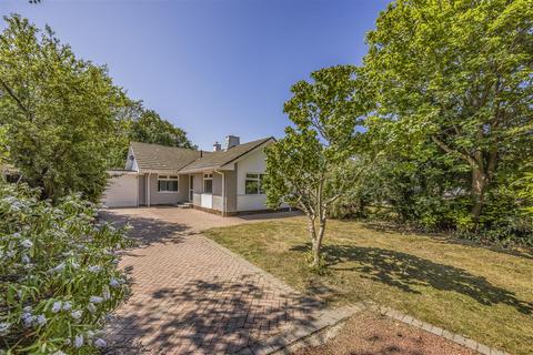 Warren Close, Hayling Island PO11 3 bed detached bungalow for sale