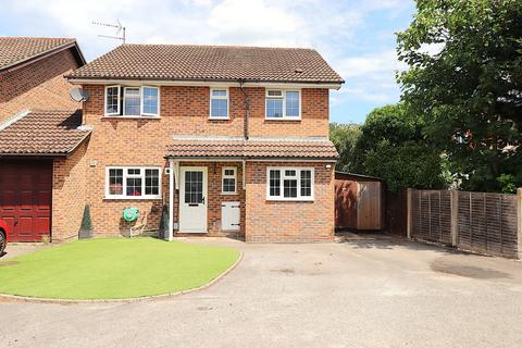 Comfrey Close, FARNBOROUGH GU14 4 bed link detached house for sale