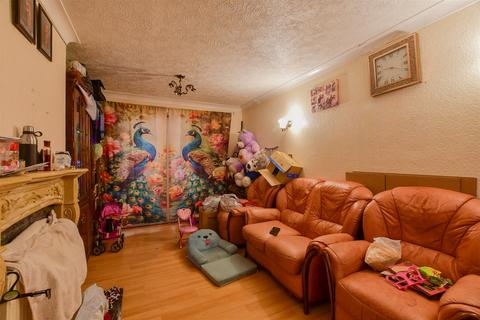 Shaws Road, Crawley RH10 3 bed end of terrace house for sale