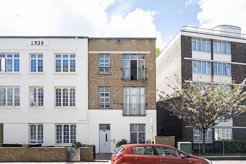 White Horse Lane, Stepney, London, E1 2 bed flat for sale