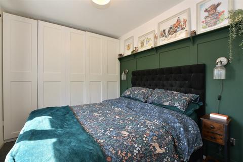 Snakes Hill, Brentwood CM14 3 bed semi