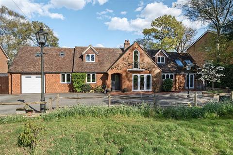 Frogmore Road, Camberley GU17 5 bed chalet for sale