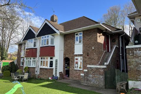 Madison Gardens, Bromley 3 bed maisonette for sale