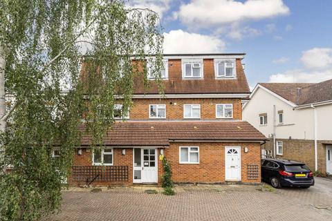 Walton Road, West Molesey KT8 2 bed flat for sale