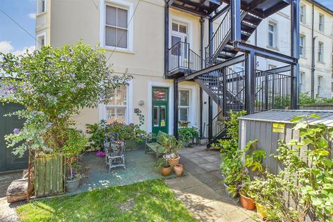 Marine Parade, Hythe CT21 2 bed ground floor flat for sale