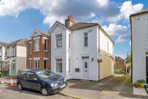 Beaucroft Road, Waltham Chase... 3 bed semi