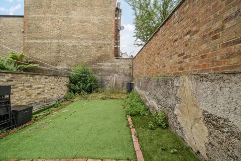 Rosebury Road, Sands End, London, SW6 2 bed flat for sale