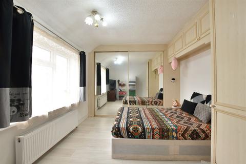 Cornshaw Road, Dagenham RM8 2 bed terraced house for sale