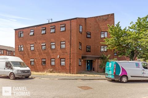 Sandringham Way, Waltham Cross, EN8 2 bed apartment for sale