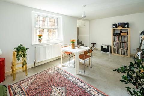 New Cross Road, London, SE14 1 bed flat for sale