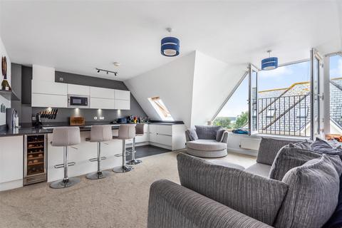 21 Pentire Crescent, Newquay TR7 2 bed penthouse for sale