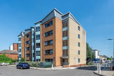 Lewis Gardens, London, N16 2 bed flat for sale