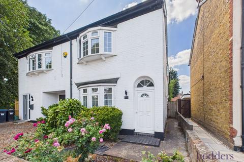 Chertsey Road, Addlestone, Surrey, KT15 1 bed maisonette for sale