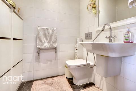 NW10 3 bed apartment for sale