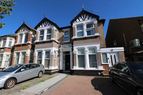 Beaufort Gardens, Ilford IG1 1 bed flat for sale