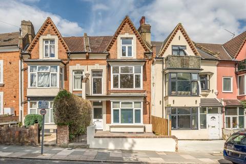 Wellington Gardens, Charlton, SE7 4 bed apartment for sale
