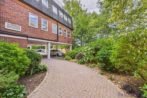 Eastworth Road, Chertsey, Surrey, KT16 2 bed apartment for sale
