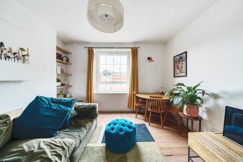 Peckham Road, London 2 bed maisonette for sale