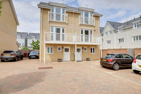 Massachusetts Place, Reading 4 bed semi