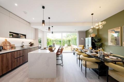 Daffodil Crescent, London EN4 4 bed house for sale