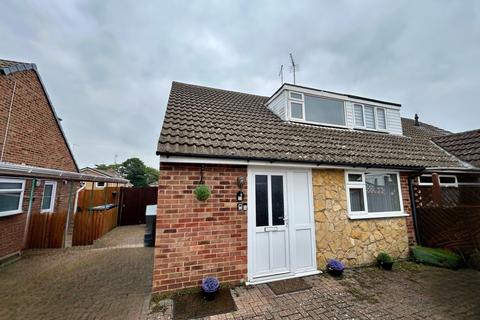Thirlmere Close, Daventry, NN11 9EG 3 bed semi