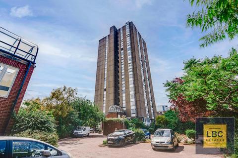 Bramlands Close, London SW11 2 bed flat for sale