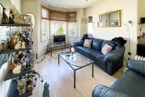 Sandringham Road, London NW2 2 bed flat for sale