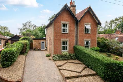 St Marys Cottages, Guildford, GU3 2 bed cottage for sale