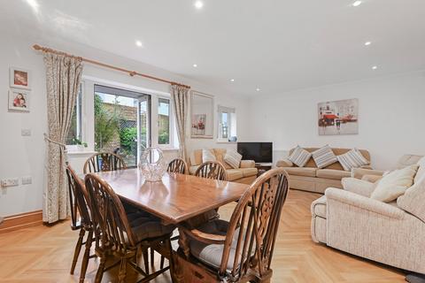 The Broadway, Cheam, SM3 2 bed apartment for sale