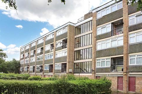 Walton Court, Surrey GU21 3 bed flat for sale