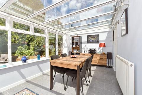 Peregrine Close, Cranleigh GU6 3 bed semi