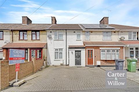 Davington Road, Essex 3 bed terraced house for sale
