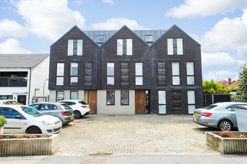 Old Bridge Road, Whitstable, Kent, CT5 2 bed flat for sale