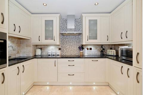 Berglen Court, Limehouse, London, E14 2 bed flat for sale