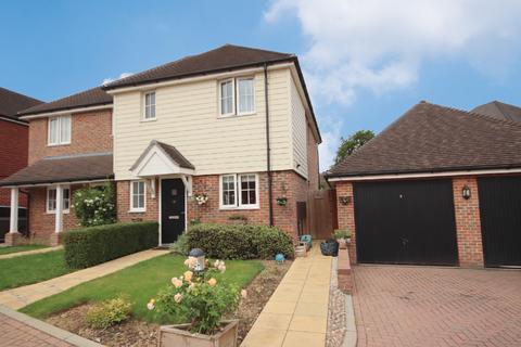 Truelove Gardens, Billingshurst 3 bed semi