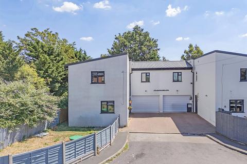 Kingdon Avenue, Prickwillow, Ely... 5 bed semi