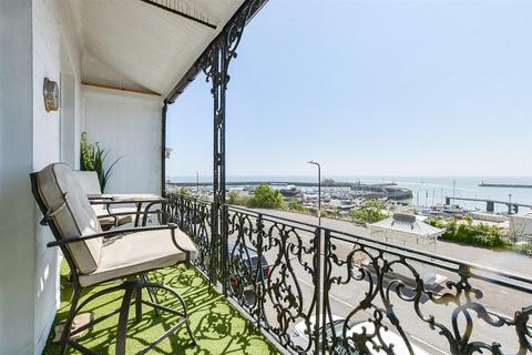 Paragon, Ramsgate CT11 3 bed ground floor maisonette for sale
