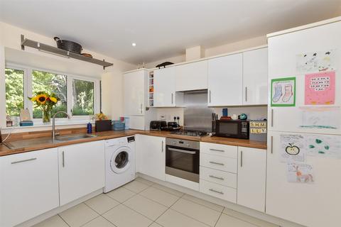 Bluegown Avenue, West Malling ME19 4 bed semi