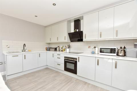 Walton Court, Dorking RH4 2 bed apartment for sale