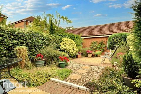 Sir John Newsom Way, Welwyn Garden City 3 bed terraced house for sale