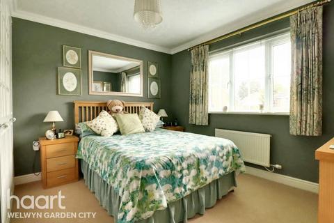 Sir John Newsom Way, Welwyn Garden City 3 bed terraced house for sale