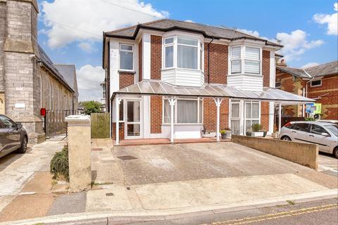 Station Avenue, Sandown PO36 4 bed semi