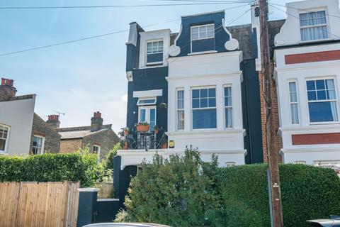 Gartmoor Gardens, London SW19 2 bed apartment for sale
