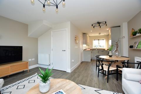 Ham Road, Faversham Lakes, Faversham... 3 bed semi