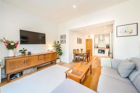 Wellington Gardens, London SE7 2 bed flat for sale