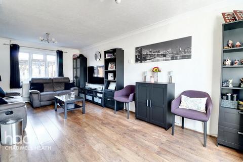 Kingston Hill Avenue, Romford 3 bed terraced house for sale